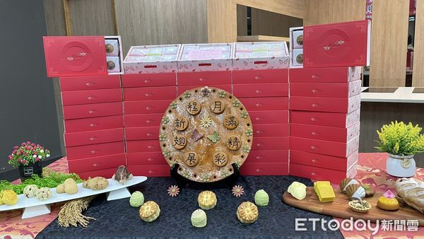 ▲中華醫大烘焙技能訓練班24位學員結訓，義賣中秋禮盒所得7500元捐助弱勢學生餐券。（記者林東良翻攝，下同）