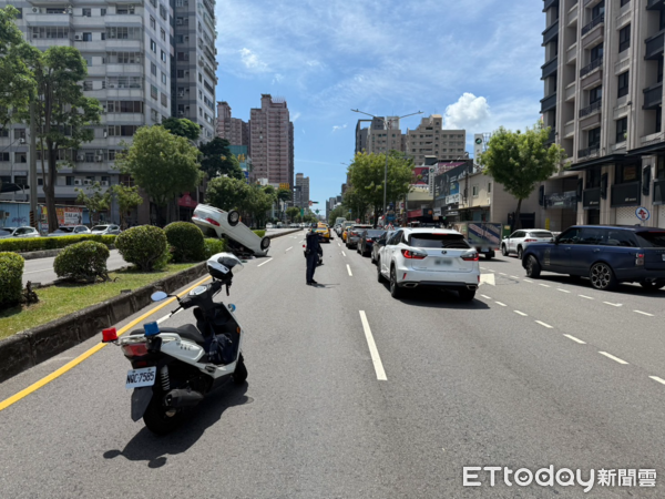 ▲武女駕車擦撞翻車             。（圖／記者吳奕靖翻攝）