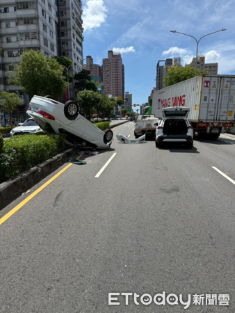 ▲武女駕車擦撞翻車             。（圖／記者吳奕靖翻攝）