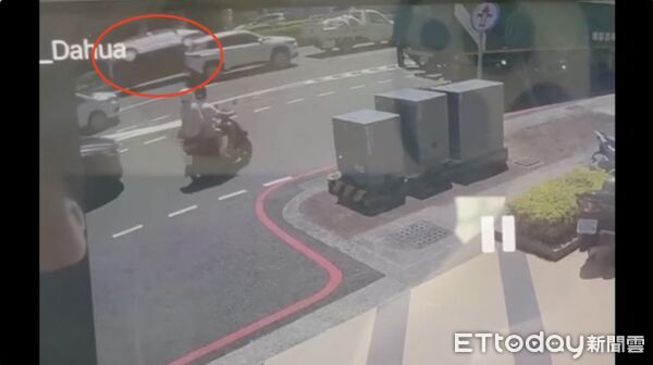 ▲武女駕車擦撞翻車             。（圖／記者吳奕靖翻攝）