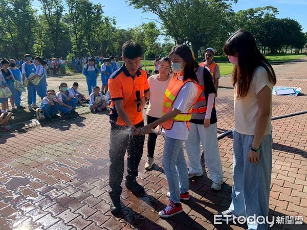 ▲南消二大隊官田消防分隊進入官田國中，帶領學生操作滅火器，學習初期火災應變技巧。（記者林東良翻攝，下同）