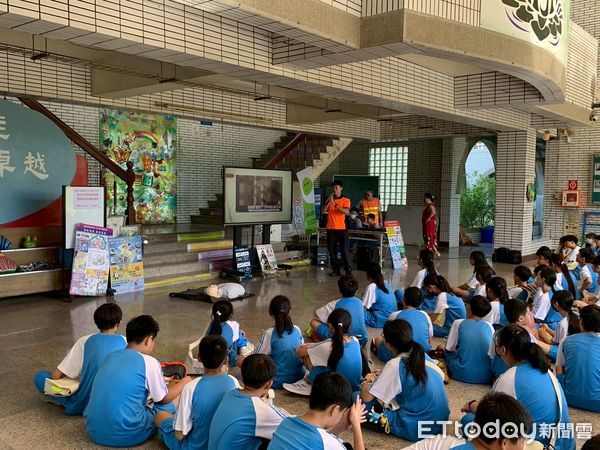 ▲南消二大隊官田消防分隊進入官田國中，帶領學生操作滅火器，學習初期火災應變技巧。（記者林東良翻攝，下同）