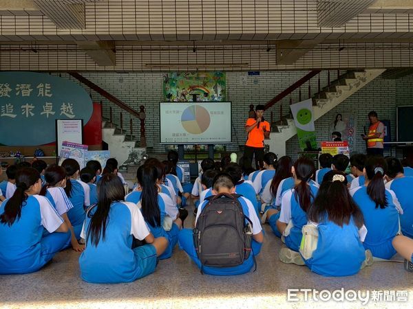 ▲南消二大隊官田消防分隊進入官田國中，帶領學生操作滅火器，學習初期火災應變技巧。（記者林東良翻攝，下同）