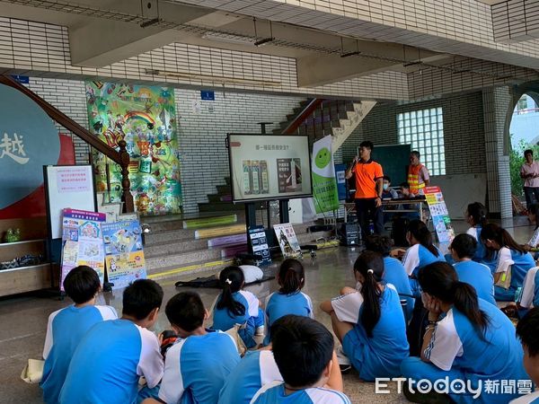 ▲南消二大隊官田消防分隊進入官田國中，帶領學生操作滅火器，學習初期火災應變技巧。（記者林東良翻攝，下同）