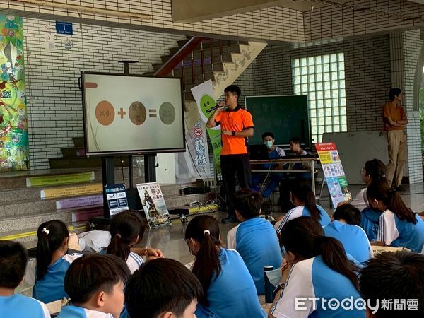 ▲南消二大隊官田消防分隊進入官田國中，帶領學生操作滅火器，學習初期火災應變技巧。（記者林東良翻攝，下同）