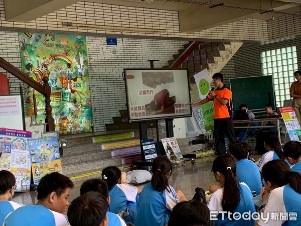 ▲南消二大隊官田消防分隊進入官田國中，帶領學生操作滅火器，學習初期火災應變技巧。（記者林東良翻攝，下同）