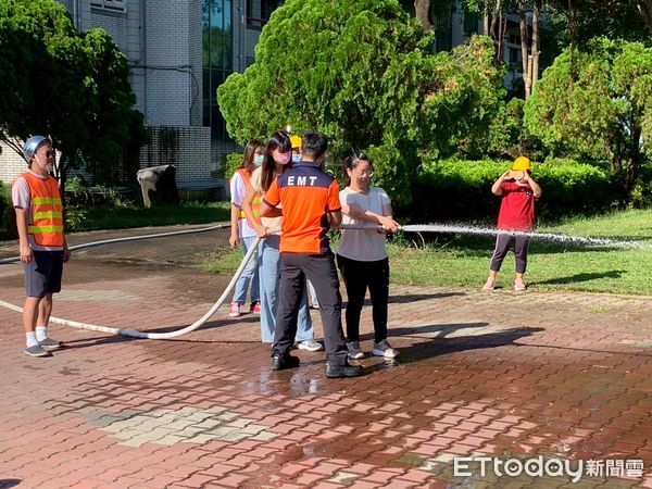 ▲南消二大隊官田消防分隊進入官田國中，帶領學生操作滅火器，學習初期火災應變技巧。（記者林東良翻攝，下同）