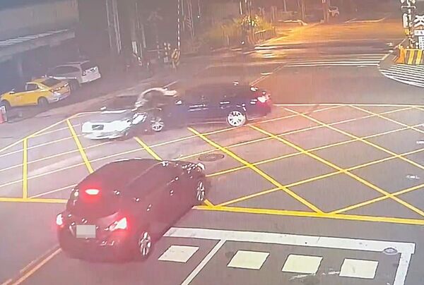 ▲桃園市桃園區宏昌十三街、國際路口處今天凌晨2時許發生2輛車碰撞事故，圖為碰撞瞬間監視畫面。（圖／桃園警方提供）