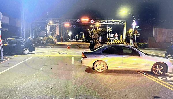▲桃園市桃園區宏昌十三街、國際路口處今天凌晨2時許發生2輛車碰撞事故，桃園警方到場處理。（圖／桃園警方提供）