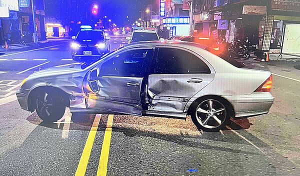 ▲桃園市桃園區宏昌十三街、國際路口處今天凌晨2時許發生2輛車碰撞事故，銀色賓士轎車左側車身嚴重凹陷毀損。（圖／桃園警方提供）