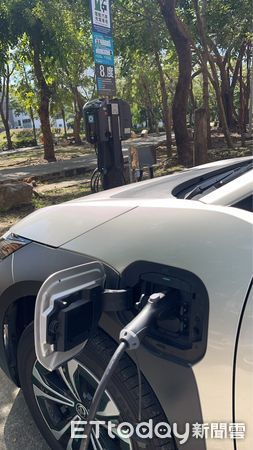 ▲新營醫院與ACON-ECO合作設定電動車充電樁，落實ESG永續行動。（記者林東良翻攝，下同）