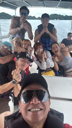 ▲吳宗憲與綜藝大熱門所有成員向陳漢典與Lulu獻上祝福。（圖／記者葉文正攝）