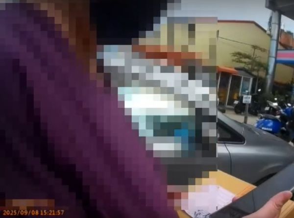 ▲女車手領包裹遭逮。（圖／警方提供）