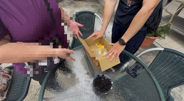 ▲女車手領包裹遭逮。（圖／警方提供）