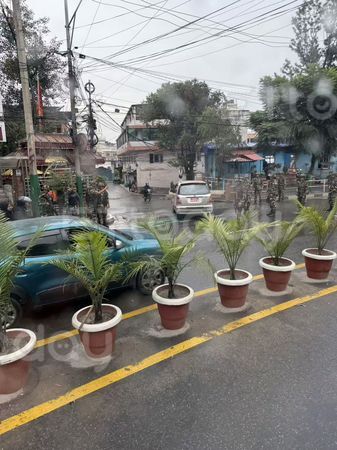 ▲導遊傳訊息給觀光團的團員，請大家留在飯店            。（圖／記者吳奕靖翻攝）