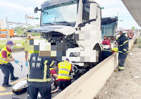 ▲桃園市蘆竹區宏林街、南青路路口處今天上午發生砂石車與機車碰撞事故，救護人員現場搶救中。（圖／桃園消防局提供）