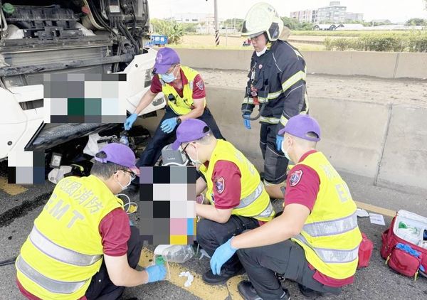 ▲桃園市蘆竹區宏林街、南青路路口處今天上午發生砂石車與機車碰撞事故，救護人員現場搶救。（圖／桃園消防局提供）