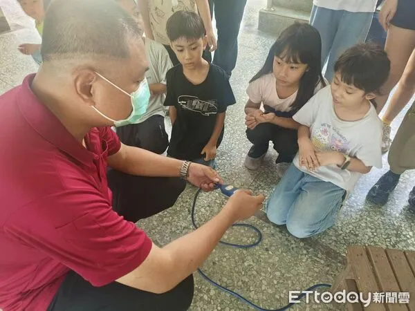 ▲台南市消防局第一大隊關嶺分隊進入校園宣導防火觀念，提升師生安全意識。（記者林東良翻攝，下同）