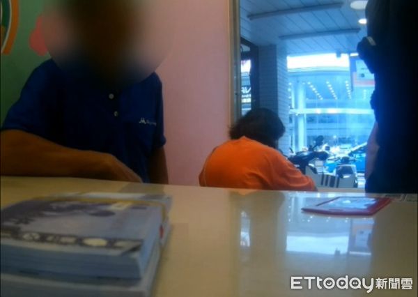 ▲謝姓男子代班前往超商取款。（圖／桃園警分局提供）