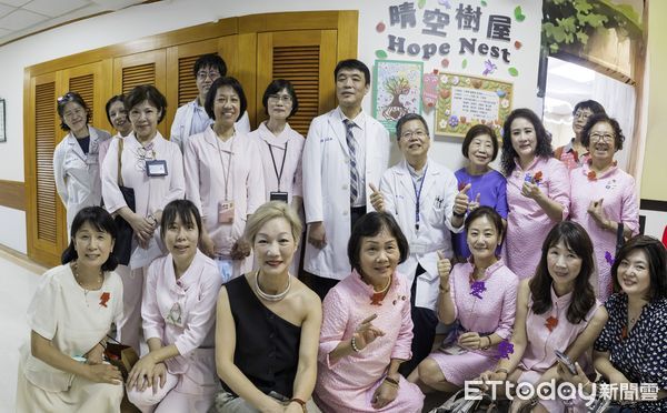 ▲成大醫院兒科病房「晴空樹屋 Hope Nest」正式啟用，醫護與病童家屬共同見證溫馨時刻。（記者林東良翻攝，下同）