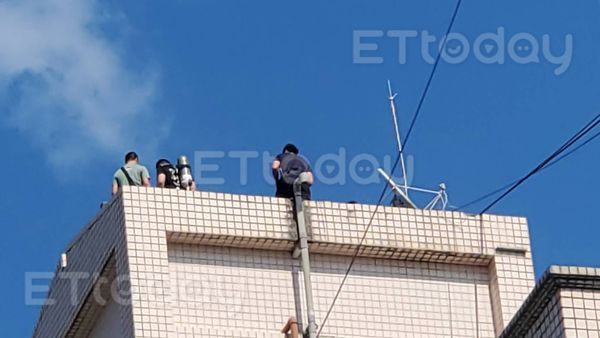 ▲▼ 北市文山區大樓住戶喝了多日屍水，今天師傅清洗水塔時才發現裡面有具遺體。（圖／記者黃彥傑攝）