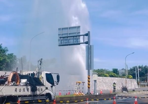 ▲台南玉井橋附近200mm DIP管遭施工不慎挖損，台水派員現場搶修止漏。（圖／翻攝自/threads/ yuyu88477，下同）