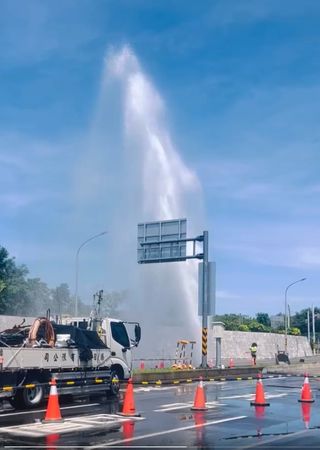 ▲台南玉井橋附近200mm DIP管遭施工不慎挖損，台水派員現場搶修止漏。（圖／翻攝自/threads/ yuyu88477，下同）