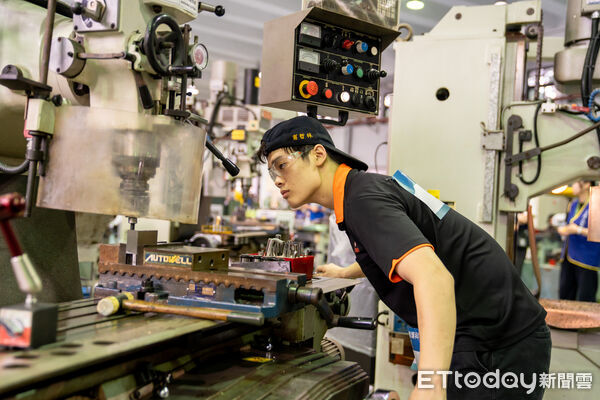 ▲虎科大攜手友嘉集團、勞動部勞動力發展署雲嘉南分署與16所技職校共育工具機人才。（圖／記者游瓊華翻攝）