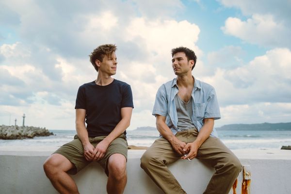 ▲鳳小岳《陌路兄弟》為繼承遺產，半路認弟弟踏上一趟環島旅程。（圖／綺影發行提供）