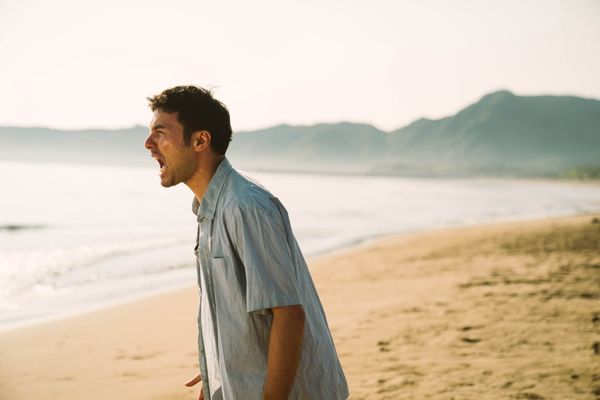 ▲鳳小岳《陌路兄弟》為繼承遺產，半路認弟弟踏上一趟環島旅程。（圖／綺影發行提供）