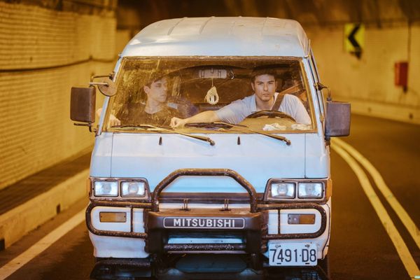 ▲鳳小岳《陌路兄弟》為繼承遺產，半路認弟弟踏上一趟環島旅程。（圖／綺影發行提供）