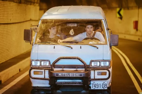 ▲鳳小岳《陌路兄弟》為繼承遺產，半路認弟弟踏上一趟環島旅程。（圖／綺影發行提供）