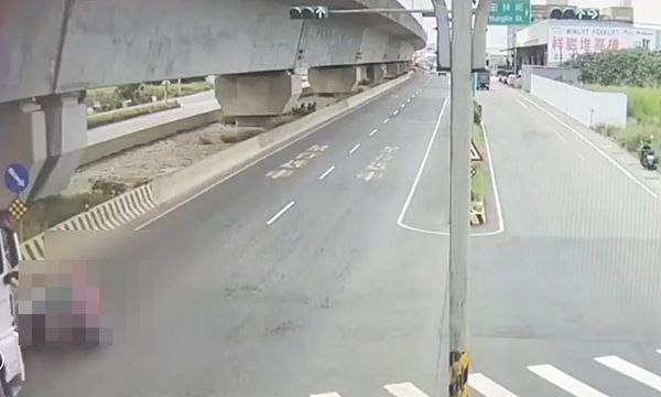 ▲桃園市蘆竹區宏林街、南青路路口處今天上午發生砂石車與機車碰撞事故，羅姓夫妻機車雙載左轉瞬間監視畫面。（圖／蘆竹警方提供）