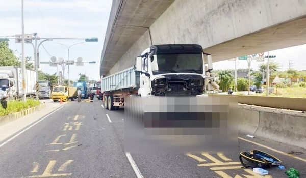 ▲桃園市蘆竹區宏林街、南青路路口處今天上午發生砂石車與機車碰撞事故，蘆竹警方到場處理。（圖／蘆竹警方提供）