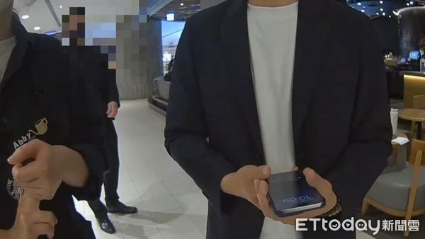 ▲廖女霸店要女店員下跪、襲警惡行遭警方逮捕 。（圖／記者張君豪翻攝）