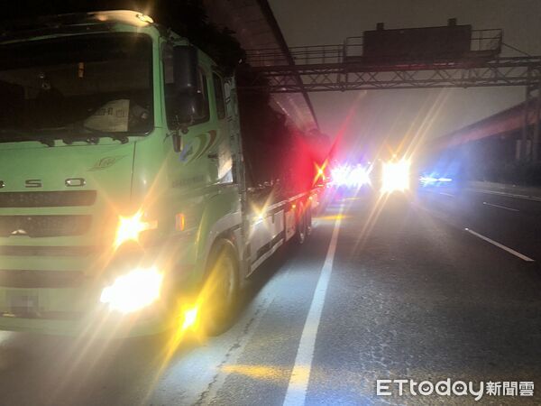 ▲▼大貨車追撞營業全聯結車，胡姓大貨車駕駛身亡。（圖／記者沈繼昌翻攝)
