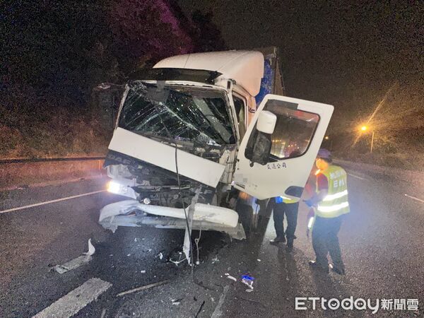 ▲▼大貨車追撞營業全聯結車，胡姓大貨車駕駛身亡。（圖／記者沈繼昌翻攝)
