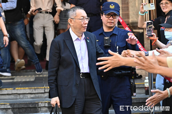 ▲▼台北地院審理京華城案，柯文哲離開北院與等候在外的小草們握手致意。（圖／記者李毓康攝）