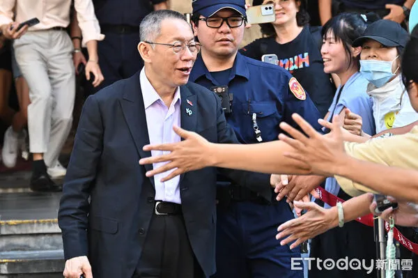 ▲▼台北地院審理京華城案，柯文哲離開北院與等候在外的小草們握手致意。（圖／記者李毓康攝）