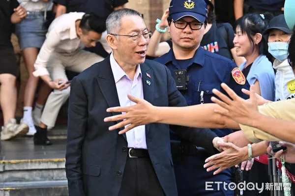 ▲▼台北地院審理京華城案，柯文哲離開北院與等候在外的小草們握手致意。（圖／記者李毓康攝）