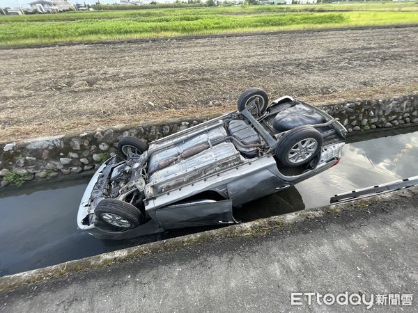 ▲▼宜蘭62歲游姓男子酒駕衝排水溝，翻車濺起大水花（下圖箭頭所指）。（圖／記者游芳男翻攝，下同）