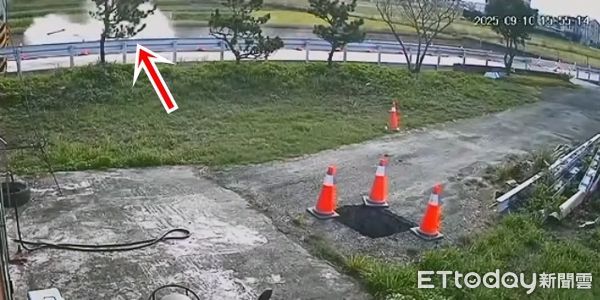 ▲▼宜蘭62歲游姓男子酒駕衝排水溝，翻車濺起大水花（下圖箭頭所指）。（圖／記者游芳男翻攝，下同）