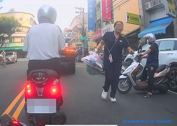 ▲▼一名開著保時捷的女子隨意停車擋路，竟然是為了丟垃圾。（圖／wanfu3授權提供）