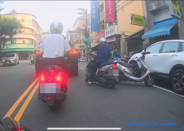 ▲▼一名開著保時捷的女子隨意停車擋路，竟然是為了丟垃圾。（圖／wanfu3授權提供）