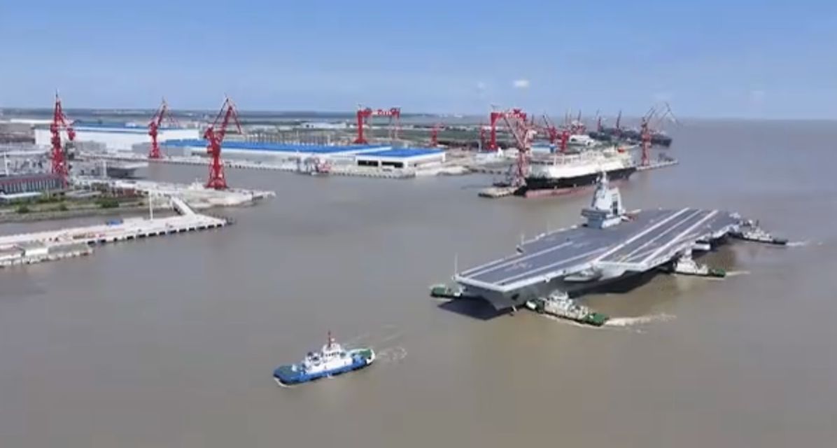 ▲福建艦出港向南，首次穿行台灣海峽赴南海進行遠航訓練。（圖／翻攝微博）