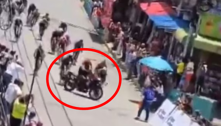 ▲▼ 比賽快到終點！交警失控衝跑道　摩托車撞翻「3自行車選手」。（圖／翻攝自X）