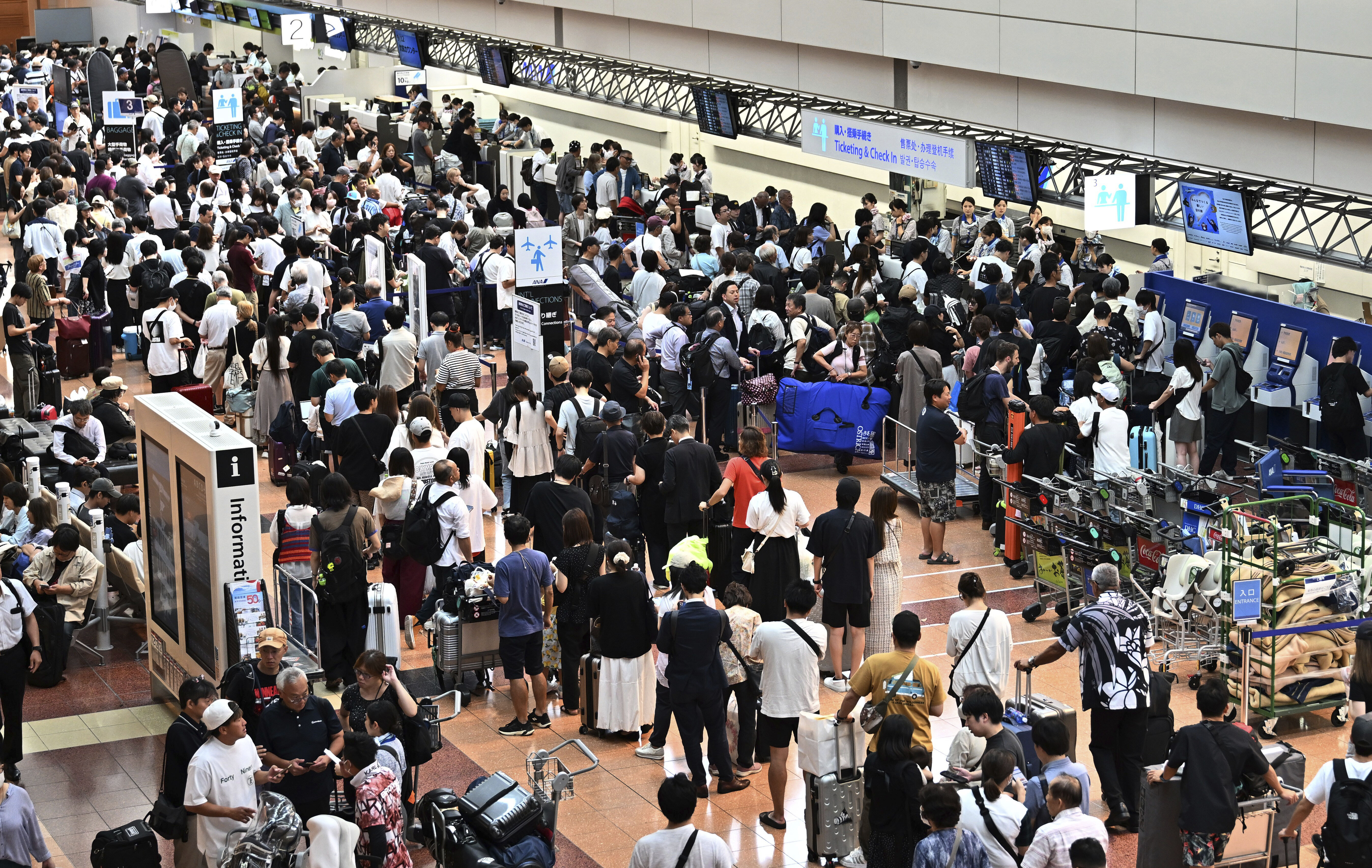 ▲▼由於11日下午暴雨和雷擊，導致東京羽田機場地勤作業全面暫停、航班延後或取消，航廈擠滿等候辦理手續的旅客。（圖／達志影像／美聯社）