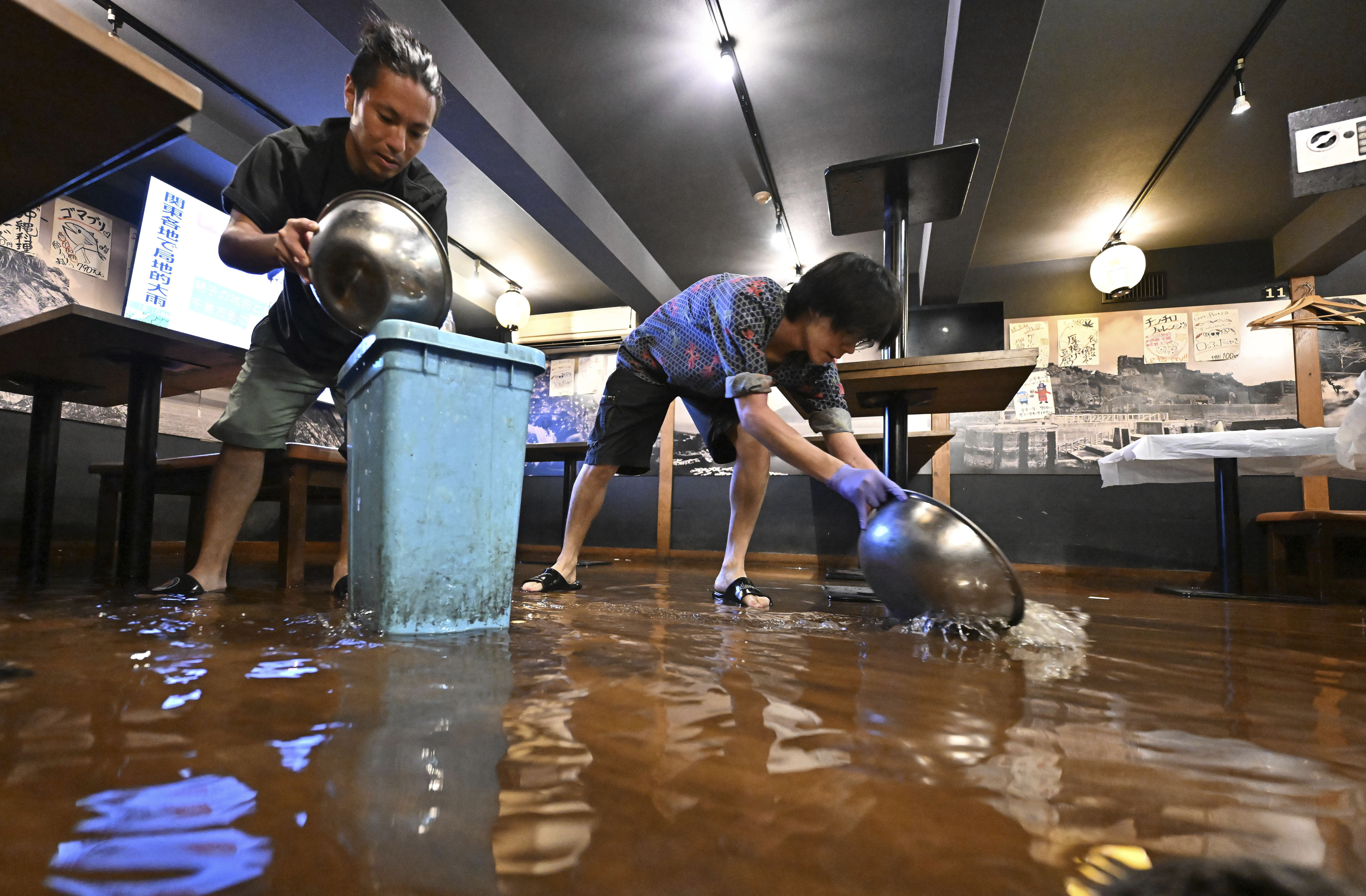 ▲▼日本東京都品川區11日下午，因瞬間暴雨導致餐廳淹水。（圖／達志影像／美聯社）