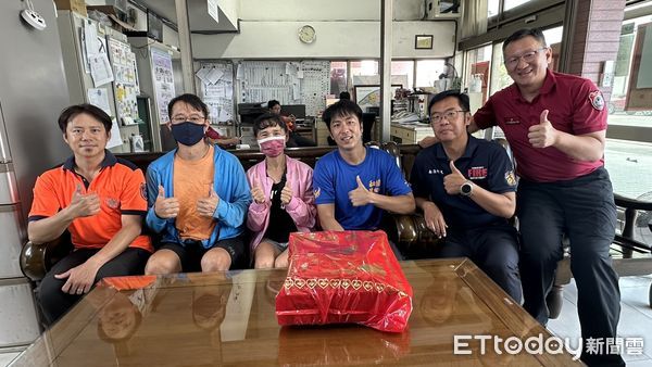 ▲黃姓男子康復後偕家人至和緯消防分隊，親自向救護人員致謝。（記者林東良翻攝）