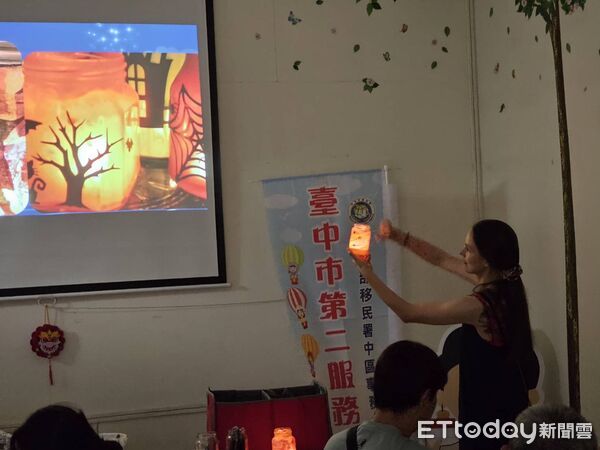 ▲▼德國師教導新住民夫婦手作家飾燈。（圖／移民署台中市第二服務站提供）